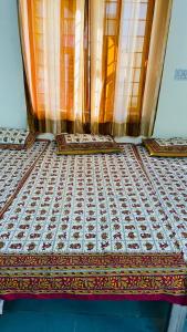 斋浦尔Saket Guest House Jaipur的一张床，上面有两个枕头