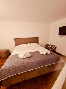 um quarto com uma cama com duas toalhas em Galleria San Giorgio em Gênova