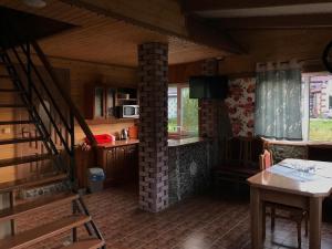 - un salon avec une cheminée en briques dans une maison dans l'établissement Karpatske Vidlunnya, à Mykulychyn