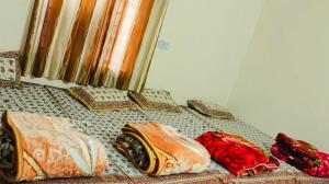 斋浦尔Saket Guest House Jaipur的一组枕头坐在床上