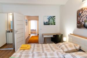 1 dormitorio con cama y escritorio. en Dana's Apartment beim Augarten, en Viena