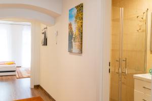 baño con ducha y puerta de cristal en Dana's Apartment beim Augarten, en Viena
