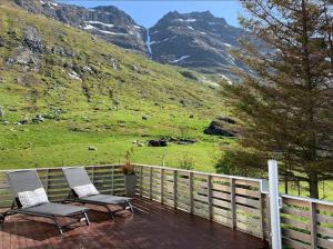 拉姆貝格的住宿－Lofoten Fjord House - Mountain & Seaview，山景甲板上的两把椅子