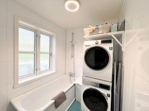 拉姆貝格的住宿－Lofoten Fjord House - Mountain & Seaview，浴室配有白色的浴缸和微波炉。