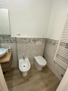 ein Bad mit einem WC und einem Waschbecken in der Unterkunft Le Tre Borghesi in Parma