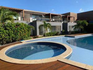 a large swimming pool in front of a building at Imbassaí Bahia Temporada Térreo in Imbassai