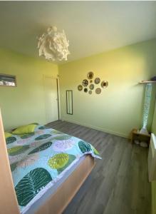 a bedroom with a bed and a ceiling at Les gîtes de Vensac in Vensac