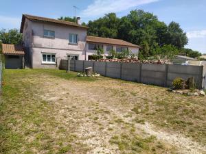 an empty yard in front of a house at Les gîtes de Vensac in Vensac