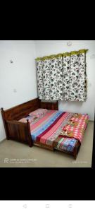 um quarto com uma cama com uma colcha em 2BHK Lake View Apartment em Lavasa