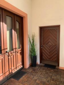 una puerta de madera con una planta al lado en Ferienwohnungen im Osteiner Hof, en Mainz