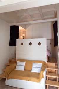 1 dormitorio con 1 cama en una habitación en Maison Lume, en Ponte di Legno