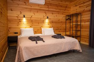 Ein Bett oder Betten in einem Zimmer der Unterkunft Perlyna Resort