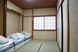 pokój z 2 łóżkami w pokoju z oknem w obiekcie 3room 63m2 Party OK Namba w Osace