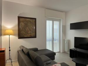 Le Stagioni dellArena في فيرونا: غرفة معيشة مع أريكة وتلفزيون