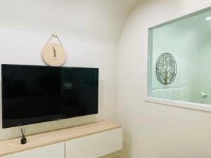 TV a/nebo společenská místnost v ubytování Sri Anant