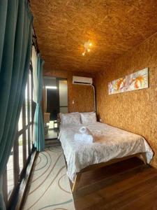 sypialnia z łóżkiem w rogu pokoju w obiekcie Rembulan Escape - The Container House w mieście Kampung Penarik