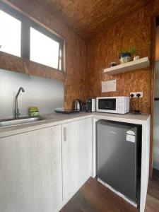 Nhà bếp/bếp nhỏ tại Rembulan Escape - The Container House