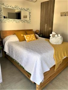 1 dormitorio con 1 cama grande y espejo en New! A little piece of Pura Vida - Casa Yara, en Jacó