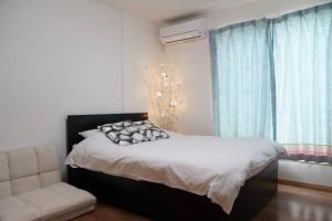 大阪市にある難波南3 room 115m2 Matsu1のベッドとソファと窓のある寝室
