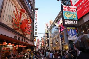 大阪市にある難波南3 room 115m2 Matsu1の混雑した街の通りを歩く人々の群れ