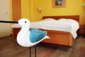a plastic bird in a bedroom with a bed at Ferienwohnung Strandflair in Baabe