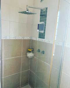 ein Bad mit einer Dusche und einer Glastür in der Unterkunft Cozy Corner Guesthouse in Richards Bay