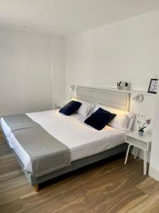 1 dormitorio con 1 cama grande con marco blanco en VELALMA PISOS centro histórico, en Jaén