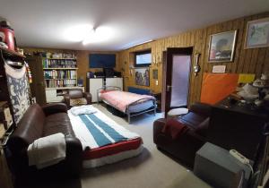 ein Wohnzimmer mit einem Sofa und einem Bett in der Unterkunft Zimmer im Landhaus in Erkelenz