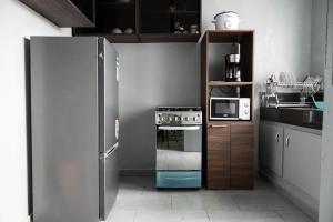 een keuken met een blauwe oven en een magnetron bij Sublime appartement à Cocody Riviera Bonoumin . in Abidjan