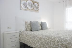 Postel nebo postele na pokoji v ubytování Apartamento Playa Velilla Park II + 26 fotografií