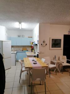 cocina con mesa, sillas, mesa y mesa en Seeskulp 18, en Margate