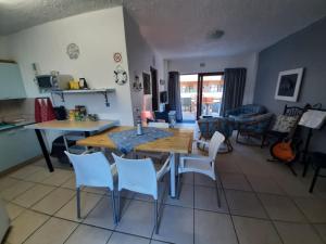 uma cozinha e sala de jantar com mesa e cadeiras em Seeskulp 18 em Margate