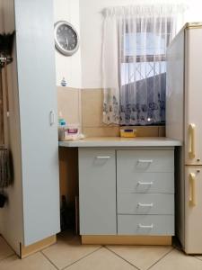 uma cozinha com uma secretária branca e uma janela em Seeskulp 18 em Margate
