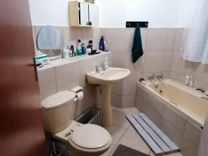 uma casa de banho com um WC, um lavatório e uma banheira em Seeskulp 18 em Margate