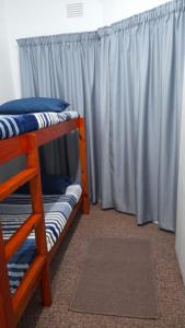 um quarto com 2 beliches e uma cortina em Seeskulp 18 em Margate