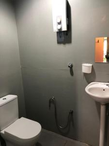 La salle de bains est pourvue de toilettes et d'un lavabo. dans l'établissement WAN'S ROOMSTAY LANGKAWI, à Pantai Cenang