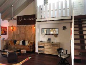 een woonkamer met een bank en een tafel bij Villa Soualiga Orient Bay 150 m de la plage in Orient Bay