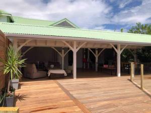 een paviljoen met een houten terras in een huis bij Villa Soualiga Orient Bay 150 m de la plage in Orient Bay