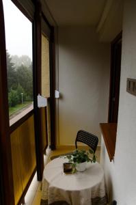 um quarto com uma mesa, uma cadeira e uma janela em Kovács apartman Harkány em Harkány