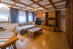 ein Wohnzimmer mit einem Sofa und einem Tisch in der Unterkunft Ferienwohnung Jasmin in Wieden
