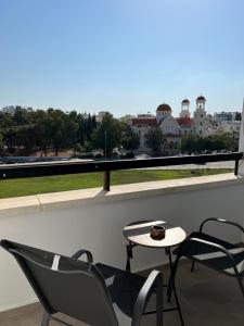 einen Tisch und Stühle auf einem Balkon mit Aussicht in der Unterkunft Joanna Court rooms in Larnaka