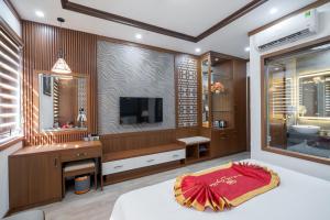 La salle de bains est pourvue d'un lit, d'un lavabo et d'une télévision. dans l'établissement Sunland Halong Hotel and Restaurant, à Hạ Long