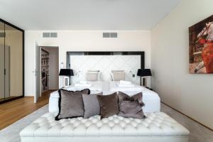 Posteľ alebo postele v izbe v ubytovaní Exclusive 2BR Skyline Penthouse by HM