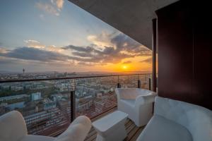 Imagem da galeria de Exclusive 2BR Skyline Penthouse by HM em Viena