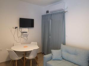 uma pequena sala de estar com uma mesa e um sofá em Apartman Magica em Grebaštica
