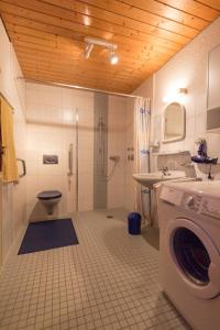 ヴィーデンにあるFerienwohnung Jasminのバスルーム(シャワー、洗濯機付)