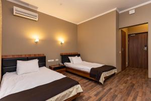 una habitación de hotel con 2 camas en una habitación en Perlyna Resort, en Cherkasy