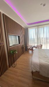 a bedroom with a bed and a purple ceiling at Fakher Yanbu 3 Furnished Units in Yanbu
