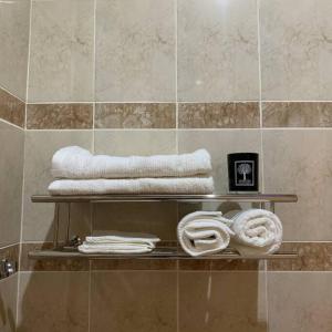a shelf in a bathroom with towels on it at رغيد للشقق الفندقية حائل in Hail