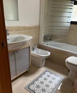 y baño con lavabo, bañera y aseo. en Casa Cas, en Jerez de la Frontera